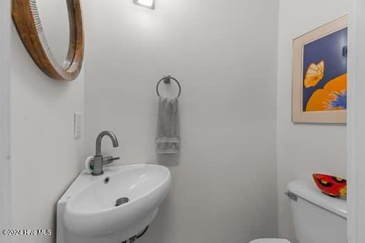 bathroom featuring sink and toilet