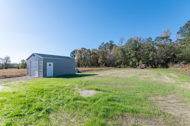 view of yard featuring an outdoor structure and a garage