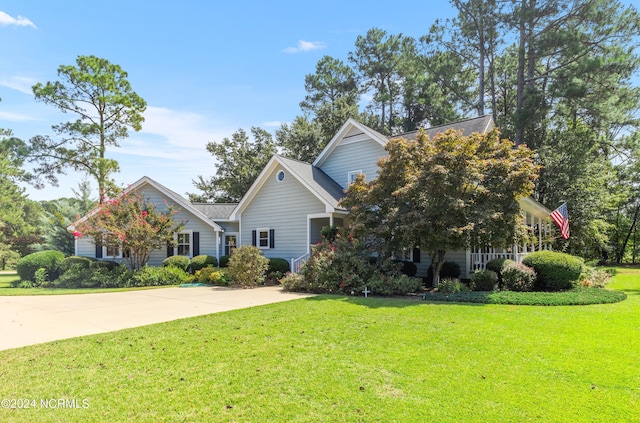 view of front facade featuring a front lawn