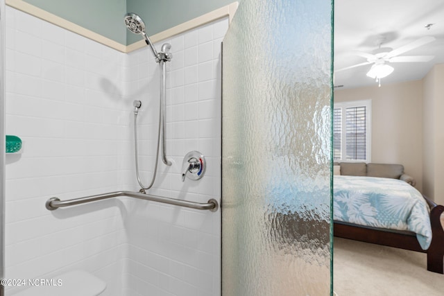 bathroom with a tile shower, ceiling fan, and toilet