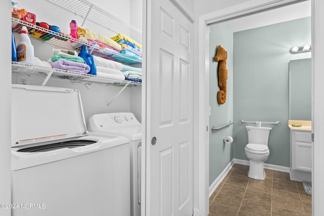 laundry area featuring dark tile patterned flooring and independent washer and dryer