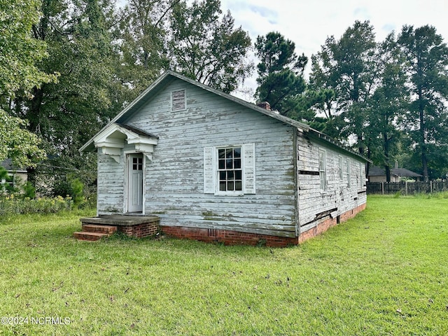 view of front of house with a front yard