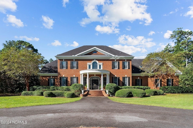 view of front of home featuring a front lawn