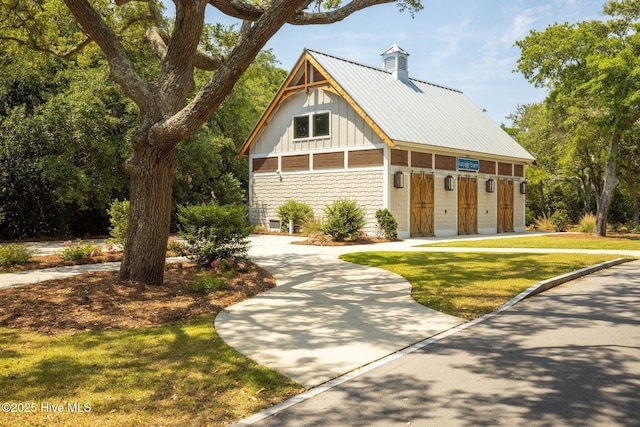 view of front facade with a front yard