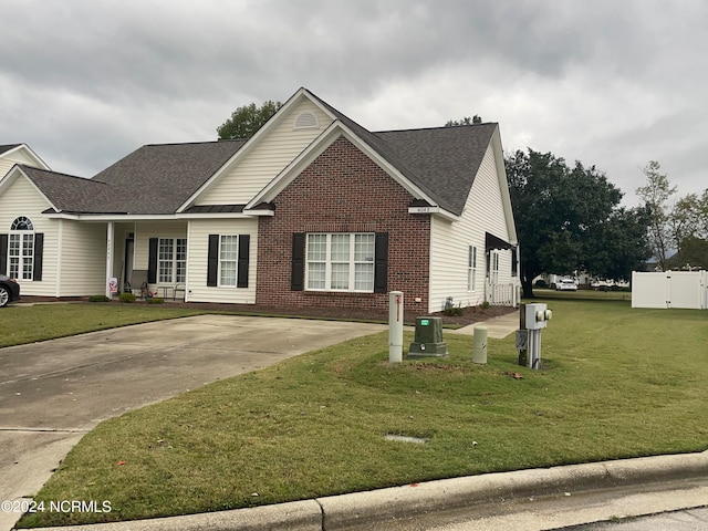 view of front of property featuring a front yard