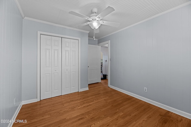 unfurnished bedroom with light wood-type flooring, ornamental molding, ceiling fan, and a closet