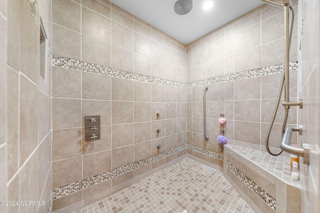 bathroom featuring a tile shower