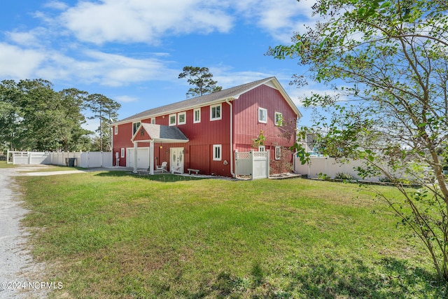 view of front of house featuring a front yard