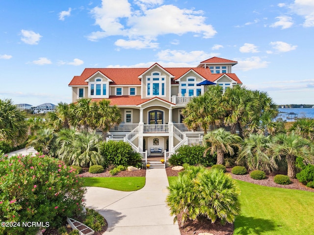 view of front of house featuring a front lawn and covered porch