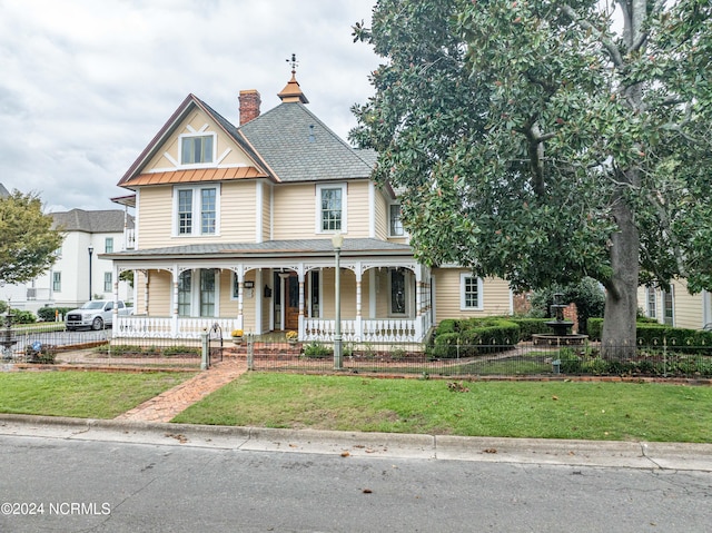 view of front of house with a front lawn