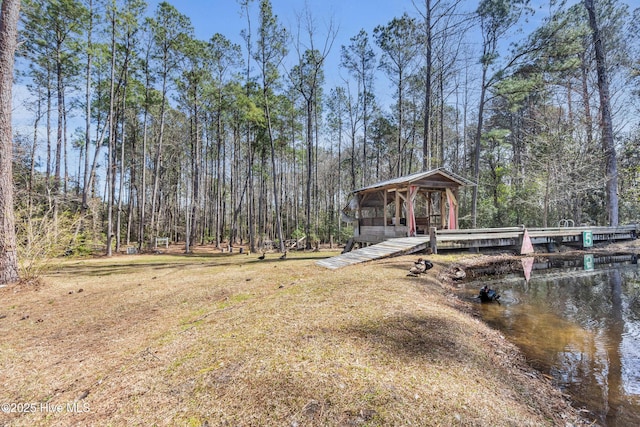 view of yard featuring a wooded view