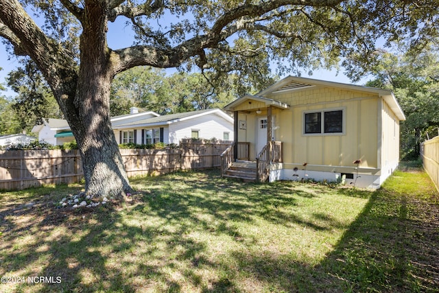 view of front of house with a front lawn