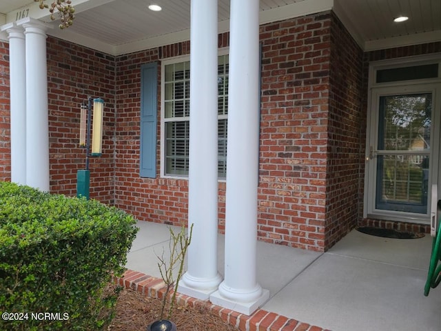 entrance to property featuring a porch