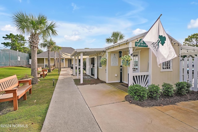 view of front of house featuring a front lawn