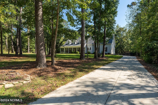 view of front of home featuring a front lawn