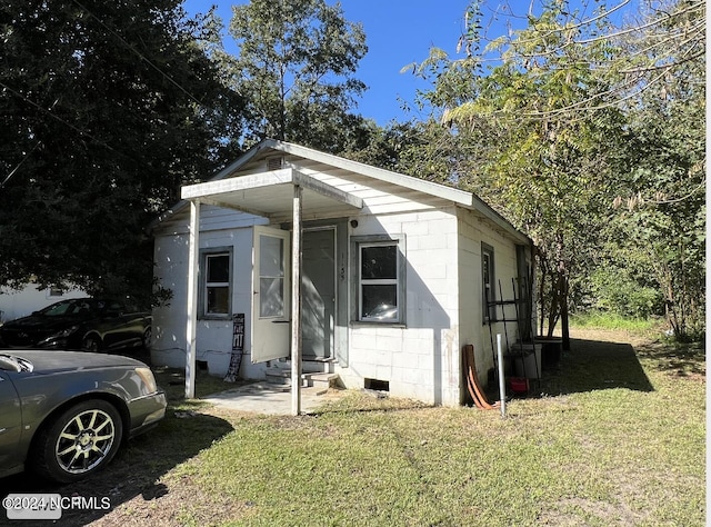 view of front of home with a front yard