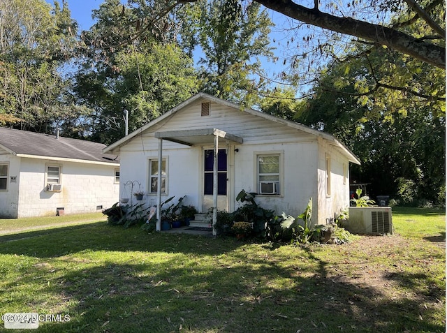 view of front of property featuring a front lawn and central air condition unit