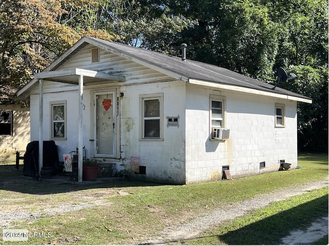 view of front facade with a front lawn and cooling unit