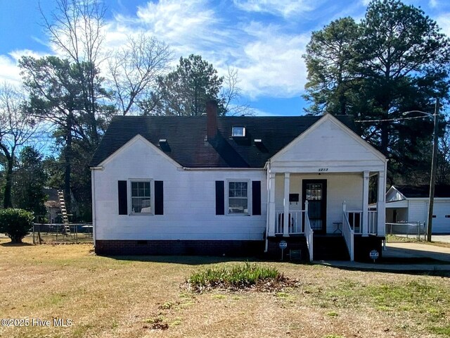 view of front facade with a front yard and covered porch