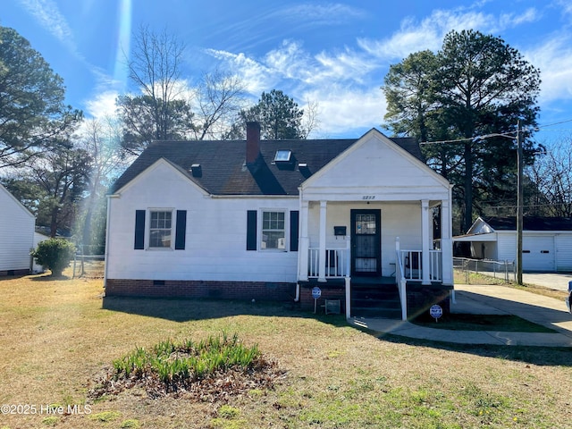 view of front of house featuring a porch, crawl space, a front yard, and fence