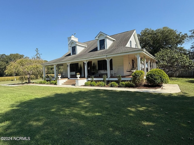 farmhouse inspired home featuring a porch and a front lawn