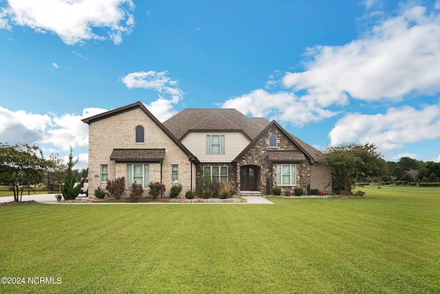 view of front facade with a front lawn