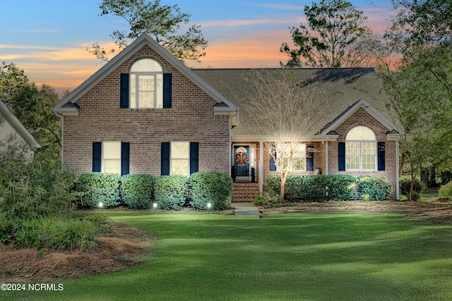 view of front of property featuring a lawn