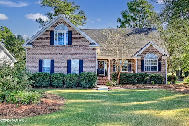 view of front facade featuring a front lawn