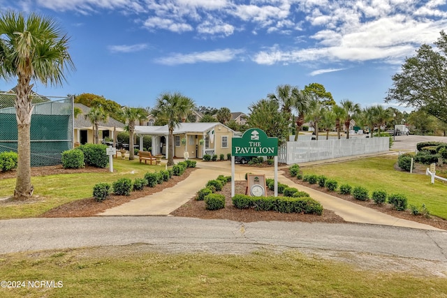 view of property's community featuring a lawn