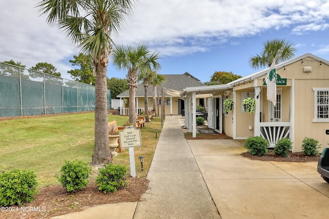 view of front of property featuring a front yard