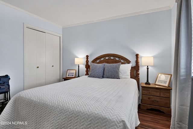 bedroom featuring crown molding, dark wood-type flooring, and a closet