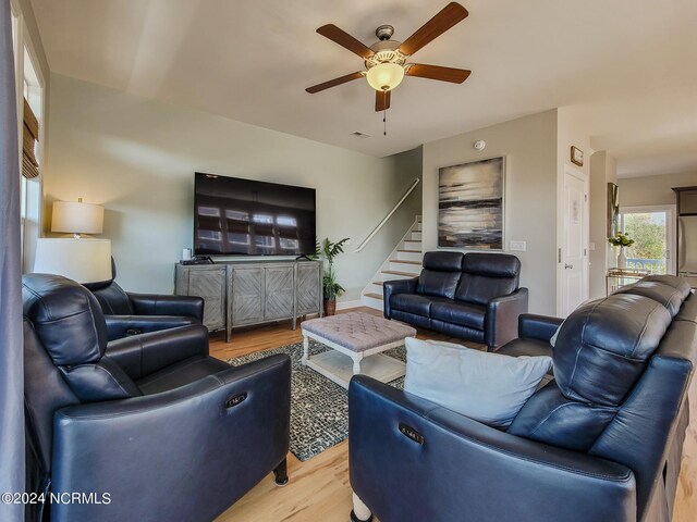 living room featuring light hardwood / wood-style floors and ceiling fan