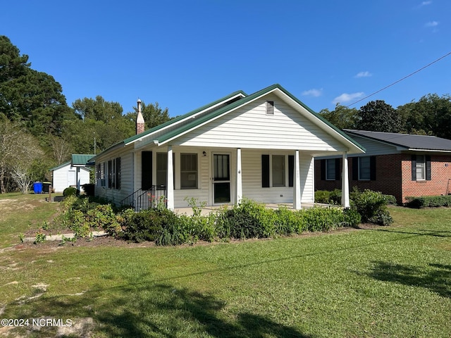 view of front of house featuring a front lawn and covered porch