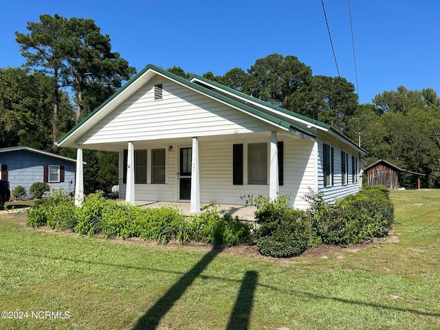 view of front of house featuring a front yard and covered porch