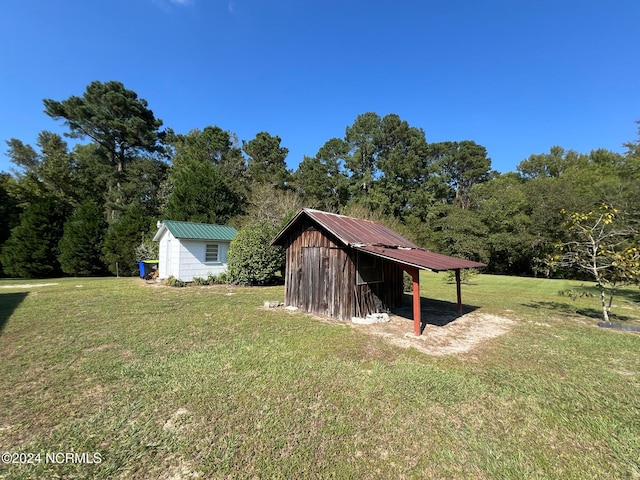 view of yard featuring a storage shed