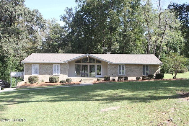 single story home featuring a front lawn