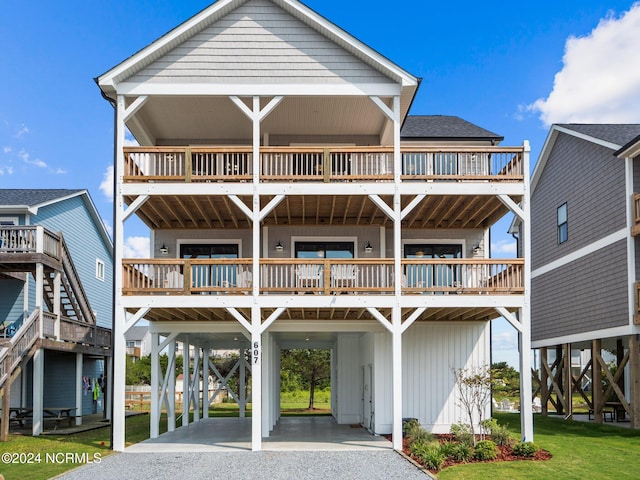 view of front facade featuring a carport and a front lawn