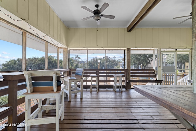 sunroom with ceiling fan