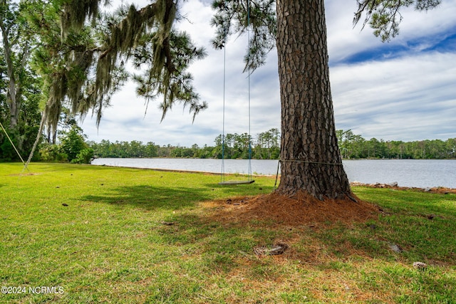 view of yard featuring a water view