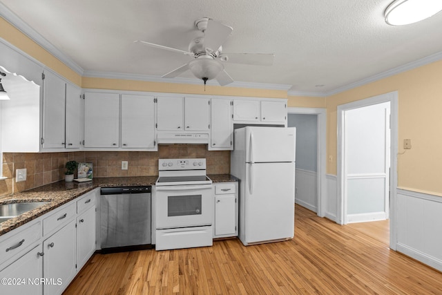 kitchen featuring crown molding, white appliances, white cabinetry, and light hardwood / wood-style flooring