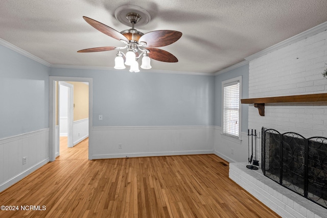 living room featuring crown molding, light hardwood / wood-style flooring, and ceiling fan