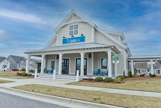 view of front facade featuring covered porch and a front yard