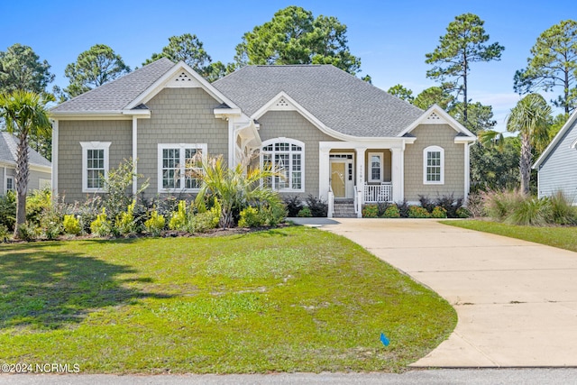 craftsman inspired home featuring a front yard