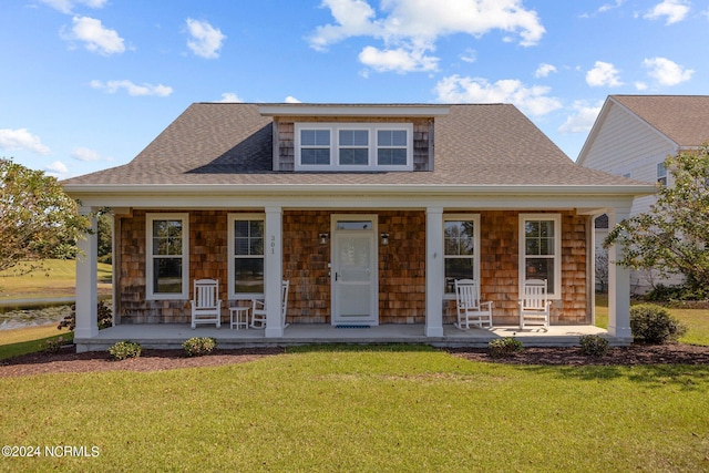 view of front facade featuring a front yard and covered porch