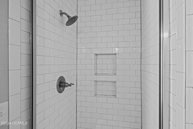 bathroom featuring a tile shower