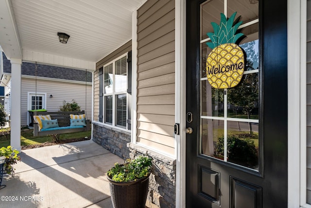 property entrance featuring a porch