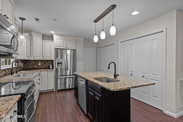 kitchen featuring sink, appliances with stainless steel finishes, a center island, and dark hardwood / wood-style floors