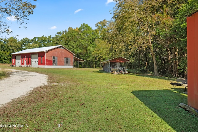 view of yard with an outdoor structure