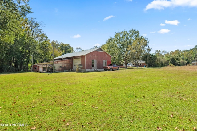 view of yard with an outbuilding