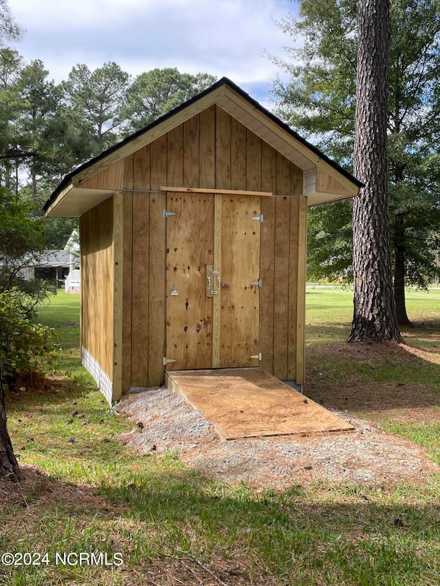 view of outdoor structure with a yard